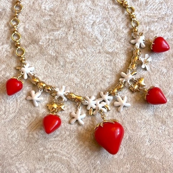 Brand New Betsey Johnson Gold Tone Strawberry Rhinestone Daisy Floral Necklace - Picture 15 of 16